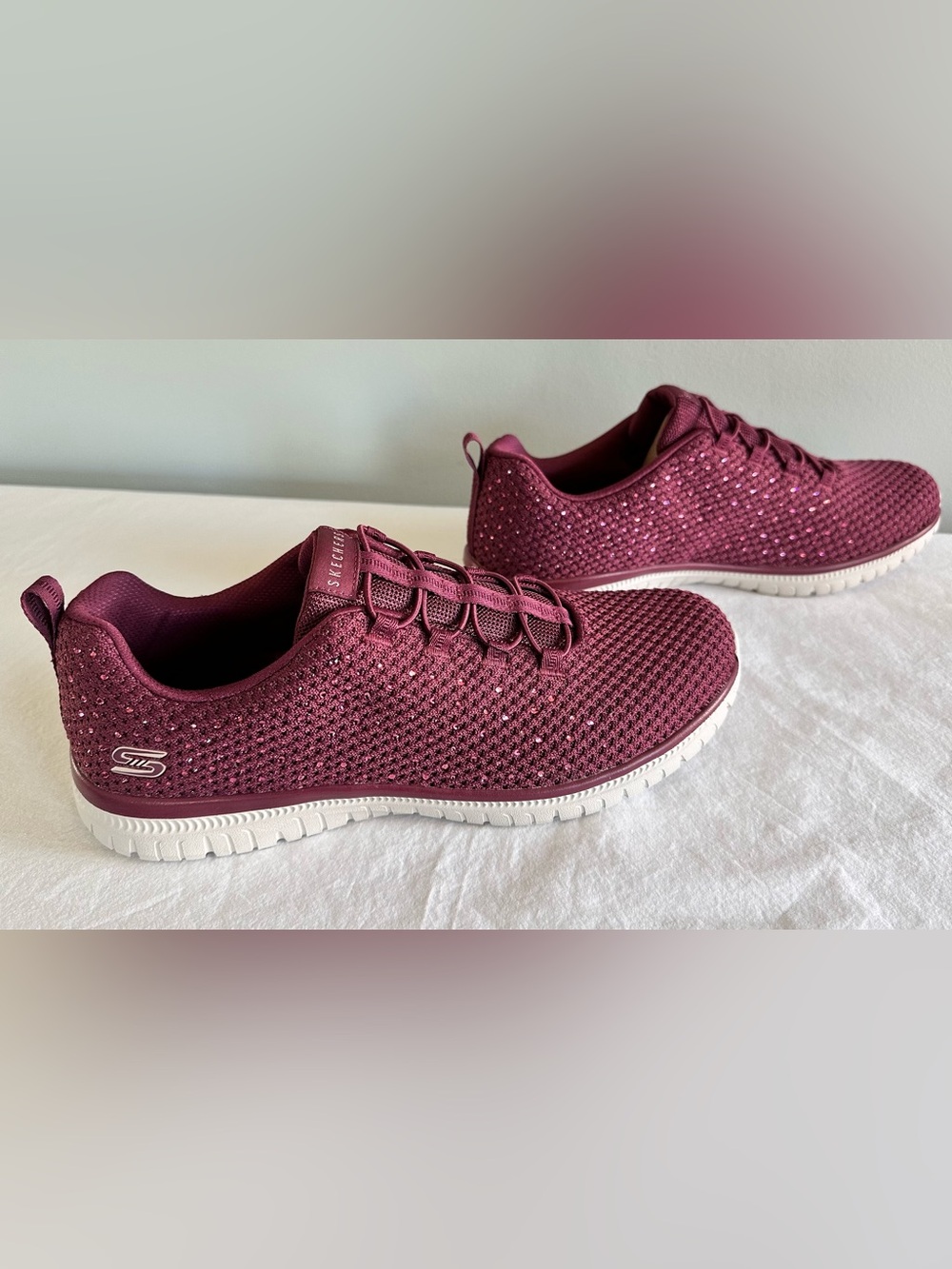 NWT Skechers Wine Knit Slip-On Sneakers with glittery sides Sz 10